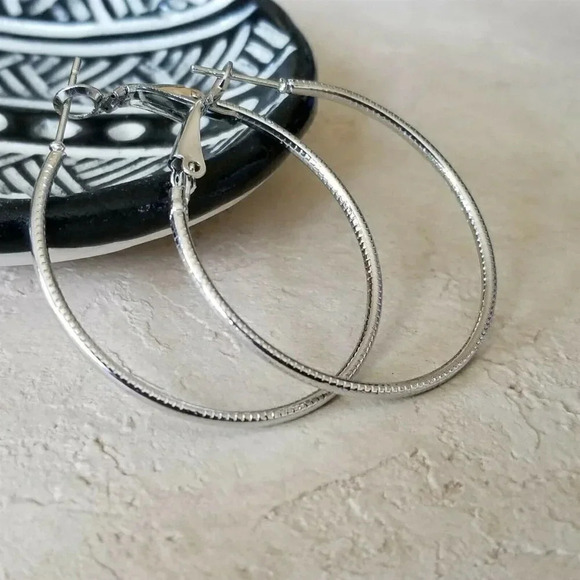 Art Deco Pattern Silver Tone Round Hoop Earrings 40mm 1.6" Long Leverback - Picture 1 of 7
